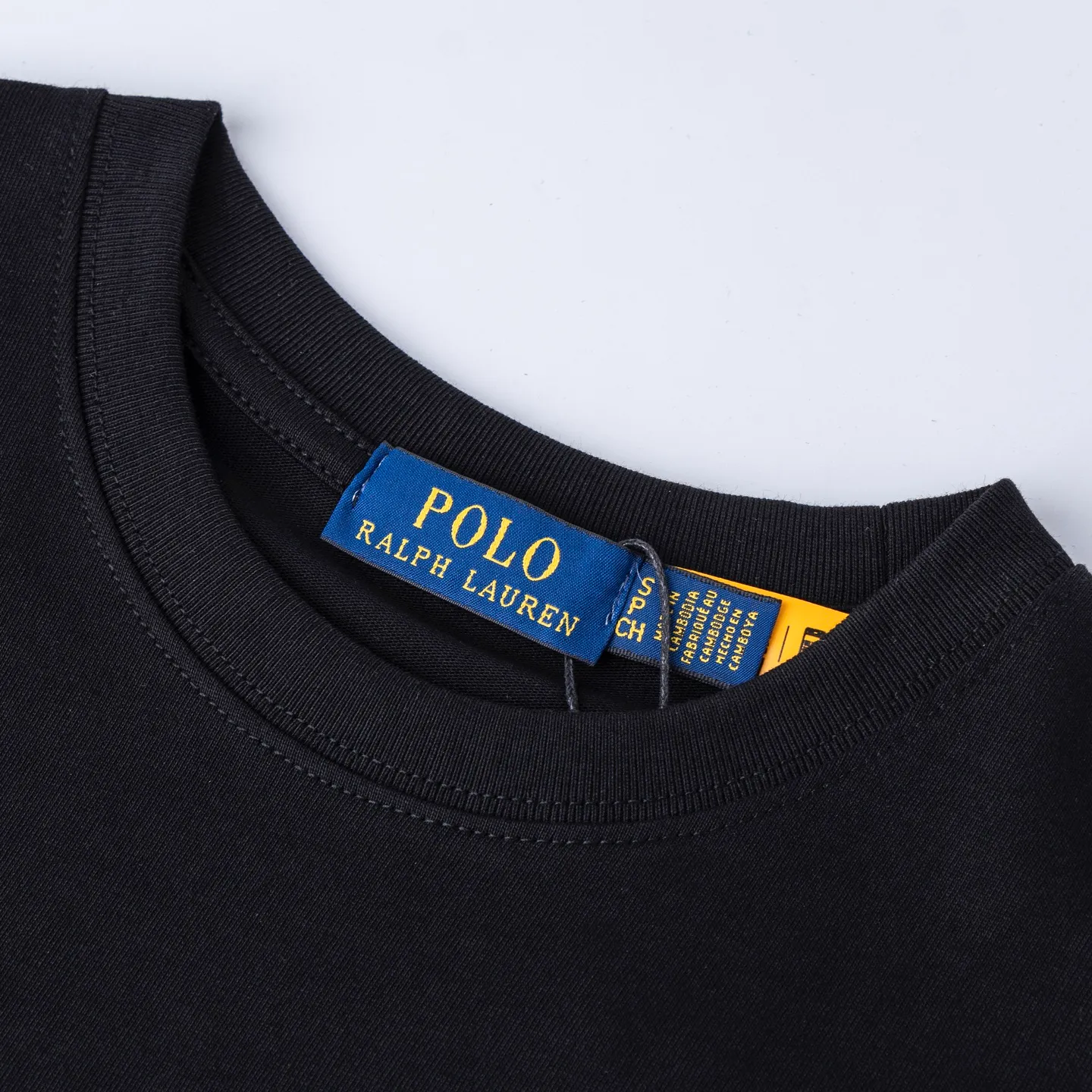 P126 Style number: 509 Ralph Lauren/Ralph Lauren 25ss simultaneously launches one-color horse embroidery round neck short sleeves. The main logo on the neck has a QR code mark, which can be scanned for verification, and the detailed horse logo embroidery is all high-density, all made with imported Tajima machines, which distinguishes low-quality products on the market. 32 counts, 240g hydrophilic toner, 100% cotton fabric, comfortable and soft, highly breathable, focusing on high-end cost-effectiveness, needless to say good quality. Available in a variety of colors, both boys and girls can try this genderless style, giving them a yuppie tone in no time. Immerse yourself in your leisurely style, and have your own style in retro. Natural, vivid, and very French romantic feelings perfectly integrate the youthful atmosphere with the trend. The clever embellishment of the horse logo embroidery carries all the eye-catching points. Color: black, white, navy blue, light gray Size: S-xL S Shoulder width 44 Bust 100 Sleeve length 22 Clothing length 68 M Shoulder width 46 Bust 104 Sleeve length 23 Clothing length 70 L Shoulder width 63 Bust 108 Sleeve length 24 Clothing length 72 xL Shoulder width 50 Bust 112 Sleeve length 25 Clothing length 74
